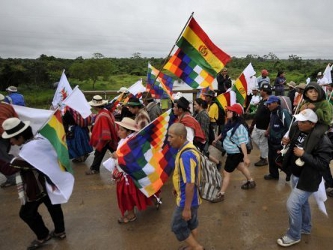 Varios indígenas marchan desde la Amazonía hasta La Paz, el 27 de abril de 2012