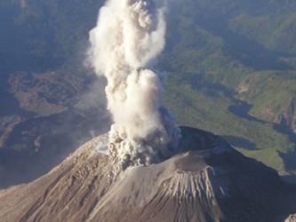 El volcán registra sismicidad y erupción de gases, por lo que la zona fue cerrado a...