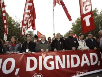 En Madrid, miles de personas convocadas por los sindicatos CCOO y UGT con motivo del 1 de Mayo...