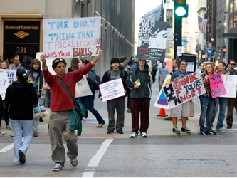 Unos 50 manifestantes en Chicago marcharon afuera de la sede del mismo banco. Permitieron el acceso...