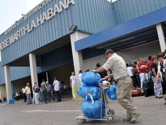 Otros altos funcionarios cubanos advirtieron que no deben despertarse falsas expectativas, dejando...
