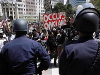 Cientos de manifestantes en Oakland se enfrentaron con policías que dispararon granadas y...
