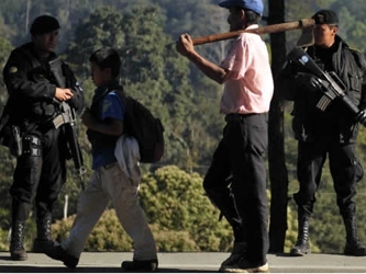 Las autoridades guatemaltecas informaron que las personas habían evacuado el destacamento...
