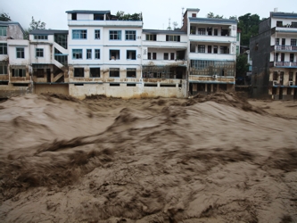 Thapa indicó que seis cuerpos han sido recuperados del río Seti y unos 40 residentes...