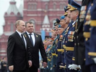 Además de Putin, ocuparon la tribuna oficial durante la ceremonia el flamante primer...