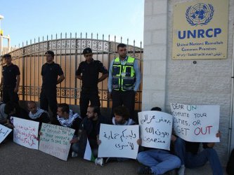Palestinos bloquean la entrada a una agencia de la ONU en Ramalá para reclamar por los...