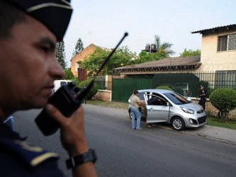 Unos policías en el lugar en el que el periodista de la emisora de radio hondureña...