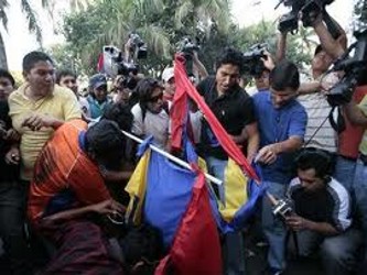 Una marcha antigubernamental en La Paz, liderada por la COB, culminó en violentos...