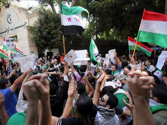 Los arrestos al parecer enojaron a los sunitas que apoyan la rebelión y comenzaron los...