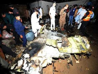 Los residentes de la ciudad de Nowshera, donde cayeron los aciones, dijeron que las aeronaves...