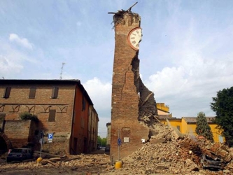 Una torre majestuosa que tenía un reloj se desplomó al igual que otras construcciones...