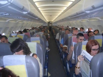 Pero cada vez más pasajeros se percatan de que la única forma de sentarse junto a la...