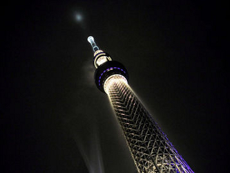 La torre está situada en el distrito de Sumida, en el este de la capital japonesa, tiene dos...