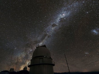 La Vía Láctea ilumina el cielo sobre el Observatorio de La Silla, en Chile, el 11 de...
