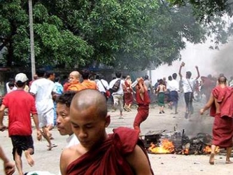El conflicto enfrenta a los budistas de etnia Rakhine contra los musulmanes Rohingya en el estado...