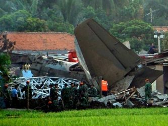 El avión de turbohélice embistió ocho casas y mató al menos a tres...