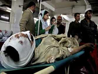 El agente Salim Shahwani dijo que una persona resultó igualmente herida al rociar ambos...