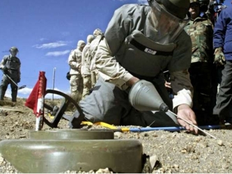 Equipos de ingenieros retiraron aproximadamente 3,000 minas terrestres alrededor de Zinjibar y...