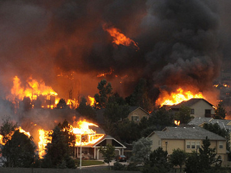 El incendio, llamado Waldo Canyon Fire, se desató el sábado y se mostró de...