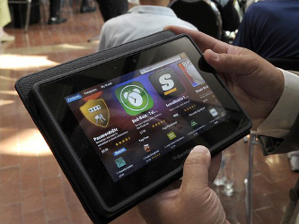 El Wall Street Journal informó primero en febrero que Apple probaba una tableta menor, aun...