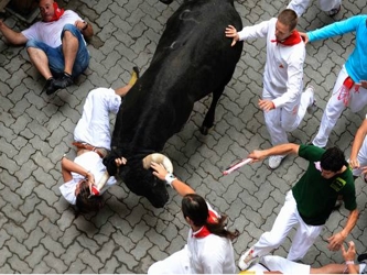 La primera corrida por las calles del centro de la capital Navarra fue con toros de la...