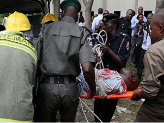 La Cruz Roja nigeriana dijo que más de 100 personas habían sido desplazadas. Mark...