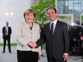 Una vez elegido, para hacer aceptar el pacto de crecimiento, Hollande buscó esquivar la...