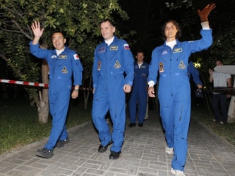 Los nuevos tripulantes se unen a los residentes de la estación, los rusos Gennady Padalka y...