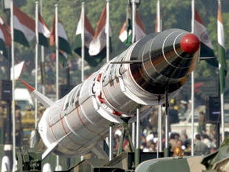 El Agni II es un misil de 16 toneladas de peso y capacidad para transportar mil kilogramos de...