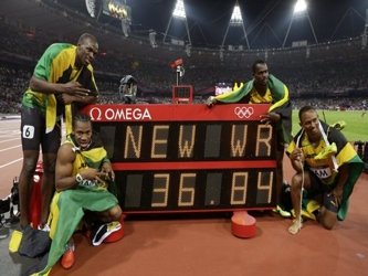 Bolt certificó así una repetición de su cosecha de tres oros de hace cuatro...