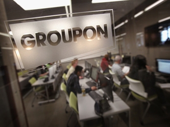 Cualquier dificultad que tenga que ver con su fuerza de ventas perjudica a Groupon, puesto que los...