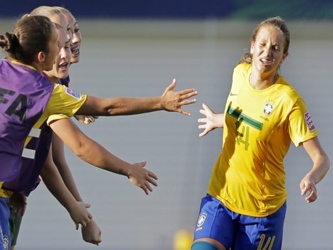 En el Grupo B, Amanda anotó un gol espectacular en el descuento para permitir que Brasil...