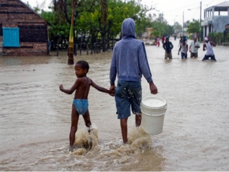 Los daños por la tormenta fueron evidentes en las ciudades de Puerto Príncipe y...