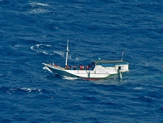 El barco se hundió la víspera con más de 150 migrantes a bordo, entre ellos...