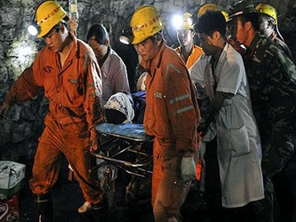 La agencia Xinhua indicó que el trabajo de rescate es peligroso debido a las altas...