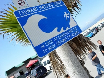 Una señal advierte del riesgo de tsunamis en la costa de Venice, en California, y aconseja...