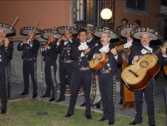 Durante la ceremonia no pudo faltar la música del mariachi, interpretada por los ganadores...