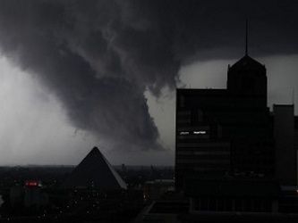 Los tornados son extremadamente raros en la mayor y más densamente poblada ciudad de Estados...