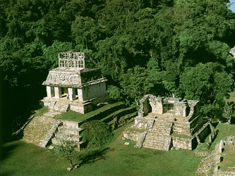 Los espacios creados por los mayas conmueven. El ritmo de sus elementos canta a la luz, a la...