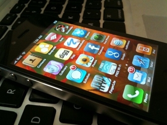 En 2011, los primeros iPhone 4S de la operadora Sprint no estaban desbloqueados y funcionaban con...