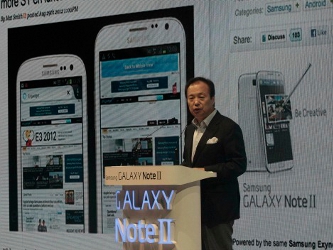 El Galaxy Note es ligeramente más grande que el teléfono multifunciones Galaxy S,...