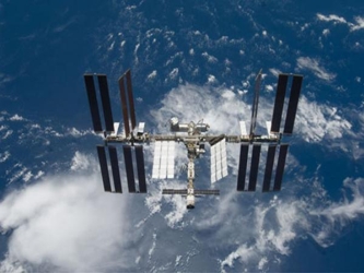 El vecindario de la estación espacial, que flota a 418 kilómetros de la superficie de...