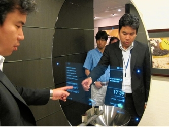 Presentado en 2010, el espejo médico utiliza una cámara para medir el pulso en base a...