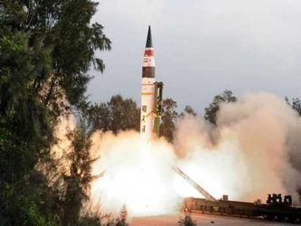 El misil Dhanush tiene un rango de ataque de 350 kilómetros y puede transportar una ojiva de...