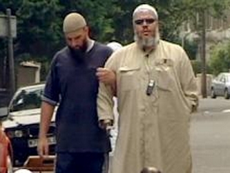 Abu Hamza, nacido en Egipto, está acusado por Washington de apoyar a Al Qaeda, asistencia...
