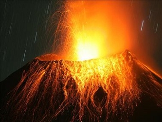 El volcán Lokon, en la provincia de Célebes Septentrional, retumbó mientras...