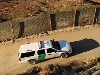 Los traficantes huyeron de regreso a través de la frontera hacia México y 