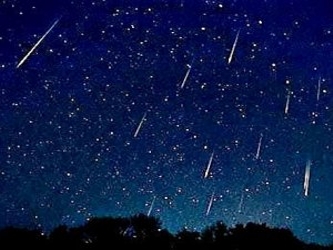 La lluvia de meteoros Oriónidas aparece anualmente mientras el planeta se mueve a...