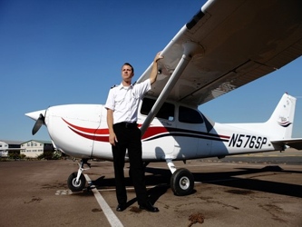 John Adkins, instructor de vuelo, tendrá que esperar más para completar las 1.500...