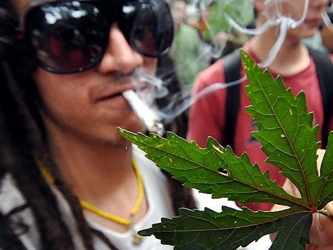 Se supone que la nueva ley prohíbe el consumo público de la marihuana, o pena de...